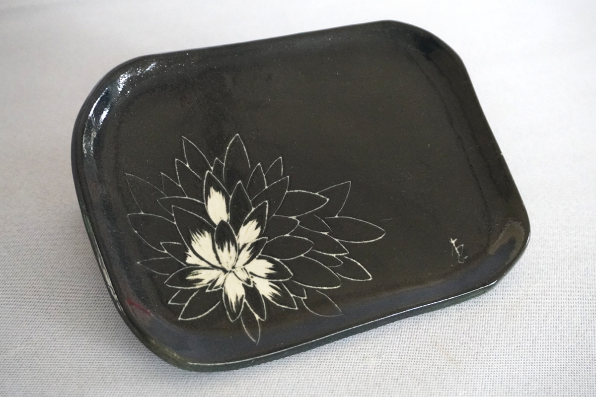 
                  源太夫窯 和食器『角皿』4枚 [選べる色：黒／グレー]｜食器 お皿 源太夫窯 げんだゆうがま 村山恵子 陶芸品 陶芸作品 陶芸 作家 作品 窯元 [0956-0958]
                