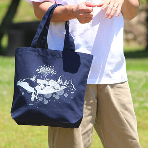 かめいち堂 トートバッグ縦長 ネイビー 帆布 生地 ポケット付き クジラ 帆布生地 トートバッグ カバン 鞄 紺 紺色 シンプル 通学用 動物 生き物 鯨 雑貨 ファッション おしゃれ かわいい ギフ
