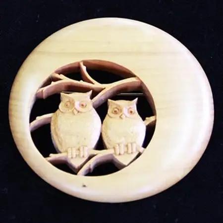 つげの特長を生かした緻密で繊細な伝統工芸品 つげ細工 ブローチ(月にフクロウ)　約6.5cm_装飾品・工芸品  アクセサリー _【1116502】