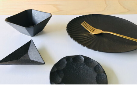 A25-290 有田焼 テーブルコーディネートがグッと引き締まる黒い器／4点セット 深海三龍堂 食器 おしゃれ 黒い器 黒い皿 お皿 小鉢 吉右エ門 モダン
