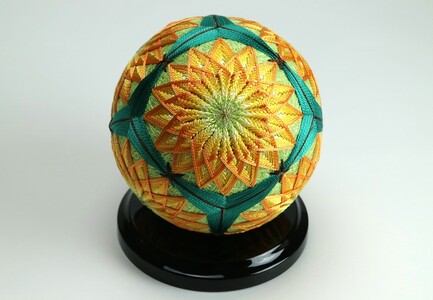 【加賀てまり】（黄緑）六つ菊［塗台］