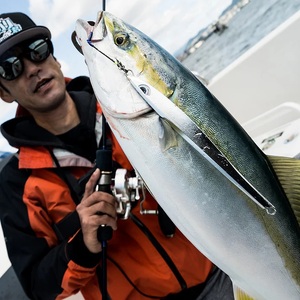 フィッシングマックスが開発する、完全現場視点のルアーブランド「AZZURRO」の、スロージギング対応 青物タチパターン必須のロングメタルジグ「ルンゴII 220g」2本セット