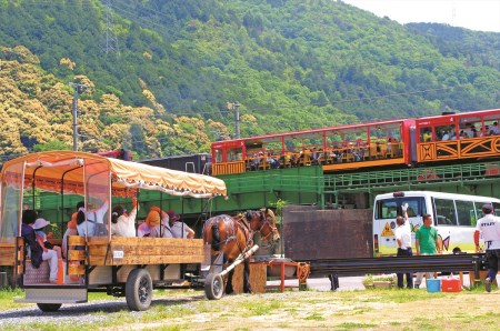 京馬車で行くトロッコ亀岡駅から保津川下り乗船場コース 大人（13歳以上）2人・子ども（4歳から12歳まで）1人分