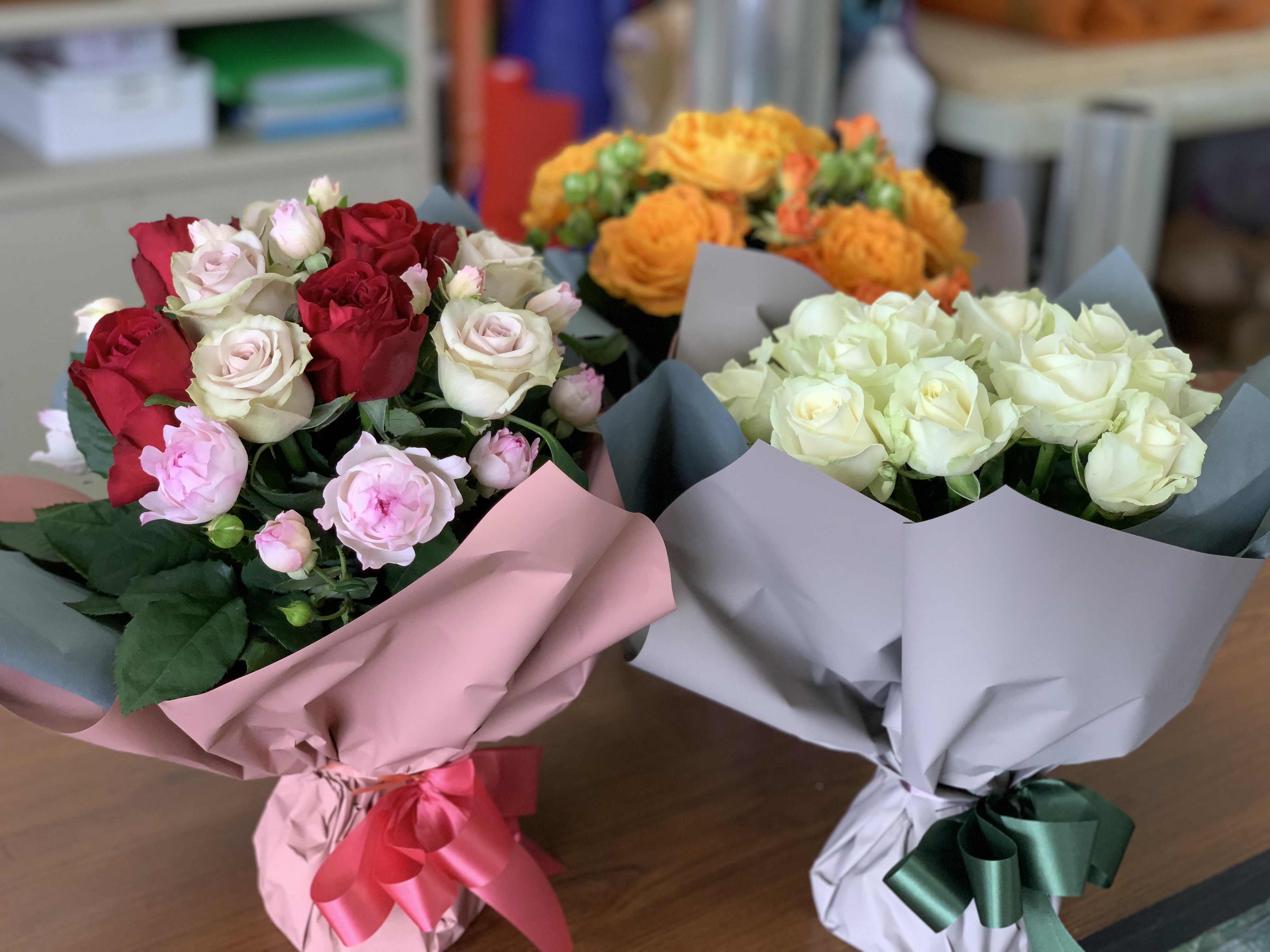 【贈答用】バラ ブーケ  Mサイズ 12本 そのまま飾れる花瓶付 ｜花束 バラ おまかせ  花 生花 hana ブーケ ばら 薔薇 ローズ お任せ ミックス MIX 同色 フラワーアレンジメント フラ
