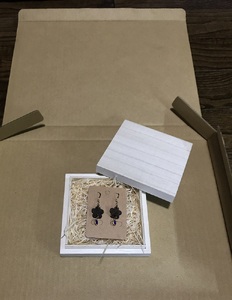 鹿革と瑠璃のピアス（梅花）革小物 レザー フックピアス アクセサリー ラピスラズリ【R00615】