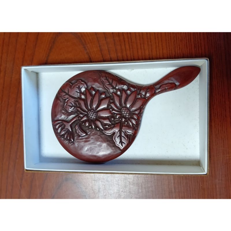 【ふるさと納税】鎌倉彫 姫鏡 手鏡 伝統工芸品 工芸品 伝統 漆塗り 漆 漆器 和装小物 メイク道具 贈り物 ギフト プレゼント お祝い 彫刻 花柄 手作り ハンドメイド 持ち運び 上品 和モダン 工芸 職人技 鏡 ミラー お取り寄せ ご当地 送料無料 神奈川県 逗子市