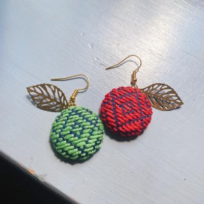 ふるさと納税 青森市 手作りの一点物 つがるこぎん刺しピアス