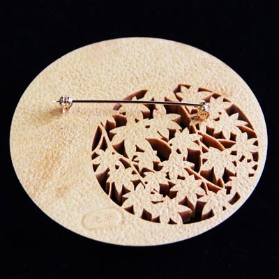 ふるさと納税 日出町 つげ細工 ブローチ(月にもみじ)　約8cm |  | 01