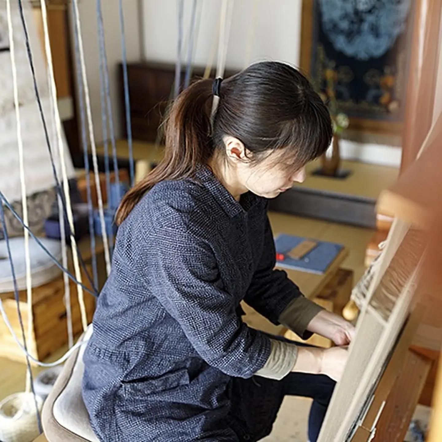 鍋島緞通【手織り】95×191cm 蟹牡丹文縁七宝山形花あさぎ 絨毯 手織り絨毯：D323-004