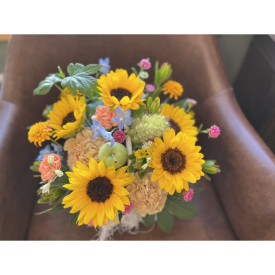 
                  季節を感じる生花のアレンジメント　＜発送予定時期:寄付後受注生産のため2～4週間後＞【1480887】
                