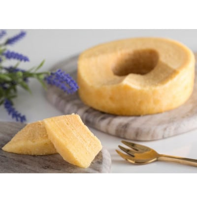 
                  Haus Von Frau Kurosawaの＜ソフトバウムクーヘンS＞_ バウムクーヘン ばうむくーへん ソフトバウムクーヘン 北海道 富良野 やわらか ふわふわ しっとり 焼菓子 おやつ デザート ケーキ 洋菓子 スイーツ 常温 送料無料 【1419033】
                