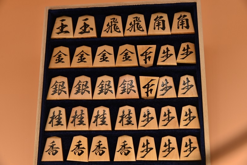 
                  0400-08-17 「宗月」作 盛上 将棋駒 魚龍一字 御蔵島黄楊 柾目 【限定1品】
                