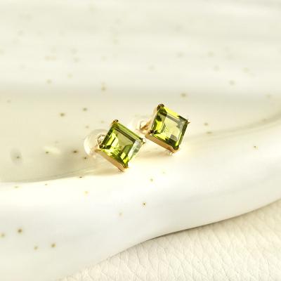 ふるさと納税 甲府市 K18YG ペリドット 一粒石 ピアス スクエアカット 6mm 保証書付 IA-3179 |  | 01