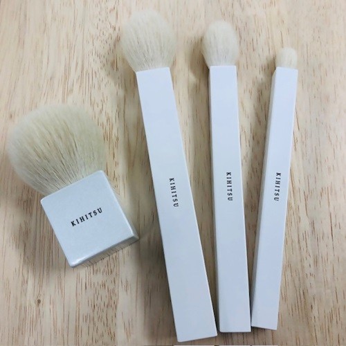 
                  熊野化粧筆 ホワイトブラシ＆洗顔ブラシスペシャル（男女兼用）Bonheur carre?四角い幸運?【メイクブラシ 化粧筆 フェイスブラシ チークブラシ 洗顔ブラシ 熊野筆 伝統工芸 職人技 高級筆 セット ギフト 贈り物】
                