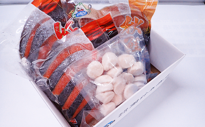 根室海鮮市場＜直送＞紅鮭・沖獲れ鮭・秋鮭切身各5切、天然ほたて貝柱200g A-28085
