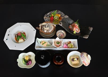 修善寺絆+　本館ライト会席プラン　１頭２名様ご宿泊券（お食事時ウェルカムドリンク付き）　25-005