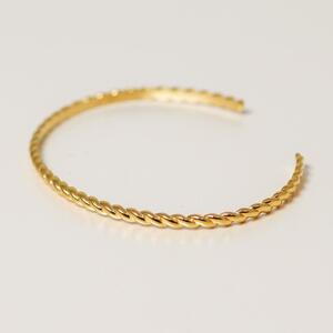 【K10イエローゴールドバングル】個性的なねじりデザインとクラシカルな輝きが印象的 大人カラーが人気　K10-B004