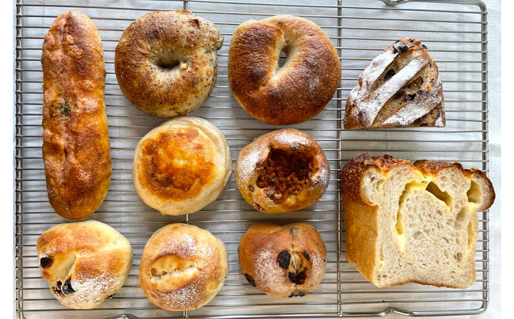 【3ヶ月定期便】すべて手作り!添加物不使用!モッチモチ自家製天然酵母パンのわくわく3ヶ月定期便セット 合計30個