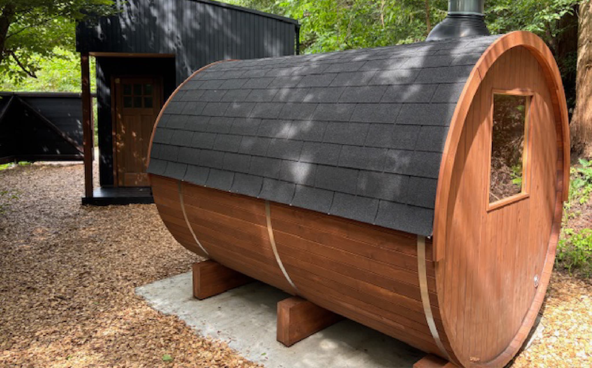 こびとの森「森のサウナ」　1人用 | 森のサウナ バレルサウナ 自然体験 森林浴 サウナ旅 国産ヒノキ ピリッと水風呂 伏流水使用 自然の癒し サウナデトックス 森の癒し 体験型返礼品 静かな森 サウ