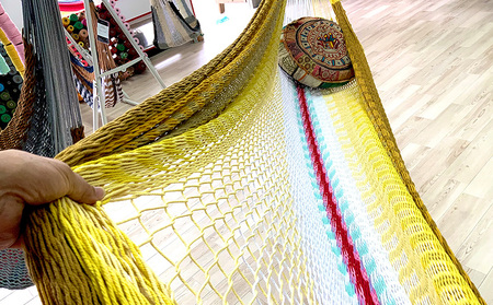 方舟ベッドハンモック「クイーン・エリザベス」 沖縄 おきなわ 大宜味村 いぎみ てぃぐま キャンプ アウトドア 自然 ベット ハンモック 手作り 職人 ゆらゆら 編み物 アート インドア オキナワ 家