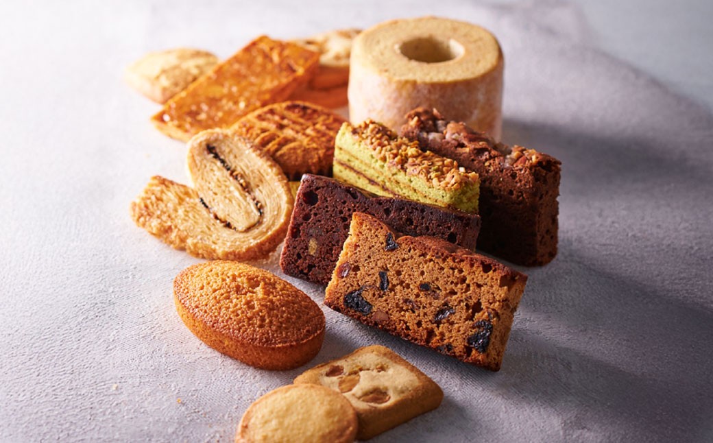 
            【シャトレーゼ】 Grandrecipes （グランレシピズ)  18個入 ケーク・オ・フリュイ ショコラオランジュ ノーテンクーヘン ガトーバスク フリューゲルパイ セサミ フロランタン バターサブレ ヴィジタンティーヌ バウムクーヘン   
          