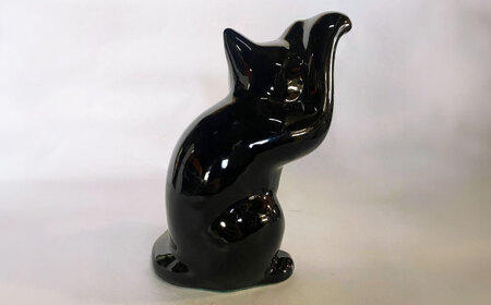 【瀬戸焼】横猫 ブラック プラチナ 右手上げ 17.5cm 化粧箱入り 【スズカ】 / 招き猫 商売繁盛 幸運[BBDJ010]