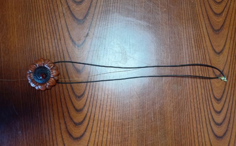 鎌倉彫 ペンダント 1個 ネックレス 漆塗り 伝統工芸品 アクセサリー 和装小物 贈り物 ギフト プレゼント お祝い 漆 彫刻 花柄 手作り ハンドメイド 上品 和モダン 工芸 漆器 首飾り ファッション お取り寄せ ご当地 送料無料 神奈川県 逗子市