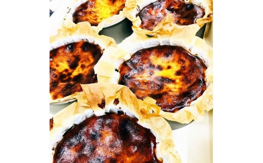 幸福のバスクチーズケーキ 15cmホール 1個 ８～10人分 840g 【バスクチーズケーキ】 チーズケーキ ケーキ 小麦粉不使用 グルテンフリー 馬鈴澱粉 国産 しっとり トロトロ おやつ お菓子 洋菓子 誕生日 ギフト 贈り物 冷凍 滋賀 彦根