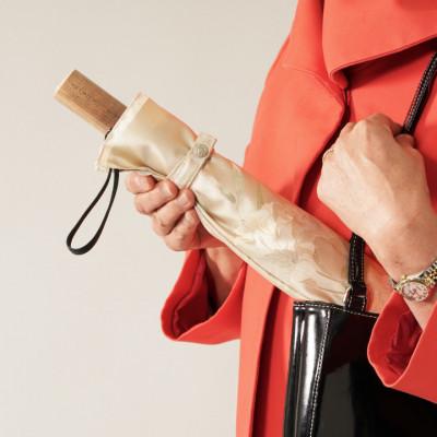 ふるさと納税 西桂町 婦人折傘　絵おり(百合・ベージュ)槙田商店の傘職人が作る大人にぴったりの上品な日本製の晴雨兼用婦人傘 |  | 01