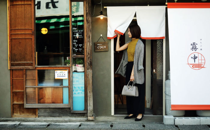 カフェのあるゲストハウス「はたご屋 霧中」 宿泊補助券3,000円分 愛媛県大洲市  [AGAU006] 宿泊券 チケット 家族旅行 観光 旅行