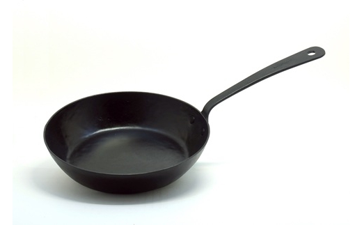 鍛冶屋フラットフライパン ロゴ入り22cm FC060042