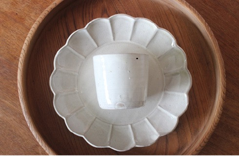 大皿と使い道の幅広いフリーカップのセットです。