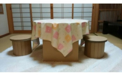 テーブルクロスをかけると水濡れにも安心です