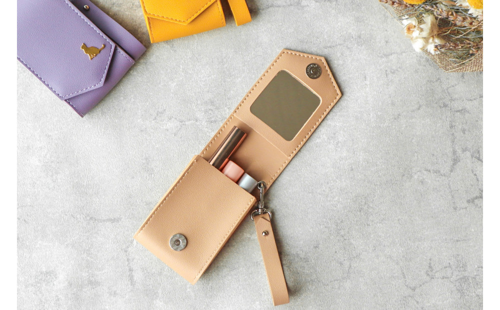 【ベージュ】毎日の“ときめき”を仕込めるリップケース　リップクリームホルダー　キーホルダーストラップ【ミラー付き・3本入る】 232238_CM032VC03