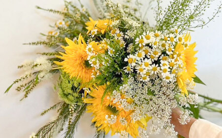 flower stand hacoお任せ季節のフラワーアレンジブーケ（花束）Sサイズ　生花　記念日　母の日　お祝い　誕生日