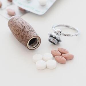 【ウォールナット】ピルケース  木製 薬ケース 携帯用 キーホルダー 薬入れ 小型 ミニ 錠剤 サプリメントケース 日本製  kitoen（木と縁）