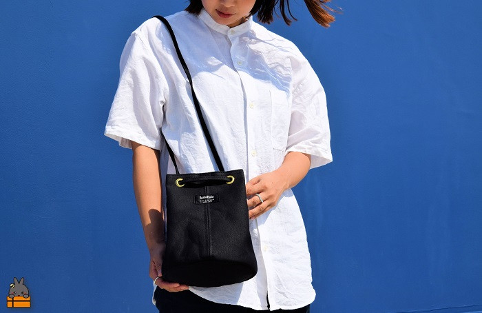 どんなお洋服にも合わせやすいカラーですので、プライベートでも通勤・通学にも大活躍する帆布バッグです。
