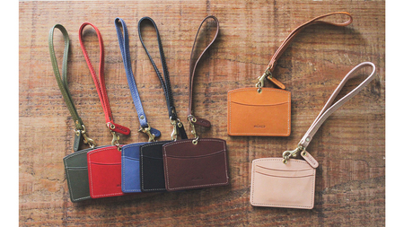 【minca】栃木レザーのストラップ付ヨコ型パスケース 定期入れ 職人の手仕事 パスホルダー02+ストラップS/チョコ　714