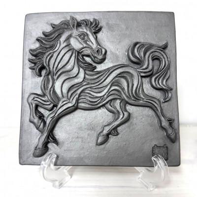 ふるさと納税 高浜市 贈り物、玄関飾りに最適、三州鬼瓦工芸品、伝統工芸士の鬼師kumiが作る開運を招く干支瓦「午」 |  | 01