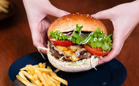 【4月1日から順次発送】【しあわせチーズ工房】ラクレット使用！ハンバーガー＆コロッケ 各4個（計8個）《足寄町》【Woody bell】　　　[BEBM007]