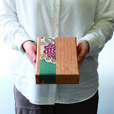 ふるさと納税 海南市 柿渋塗　四つ目箱　はがきサイズ　こげ茶布付 |  | 01