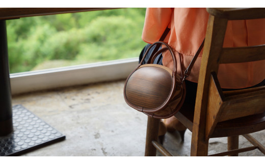 木製バッグ【monacca-bag/ishikoro ブラウン】 ハンドバッグ 木製ハンドバッグ 鞄 カバン バッグ 木のかばん メンズ レディース ファッション 木製 木の プレゼント 贈り物 父の日 母の日 敬老の日 個性的 エコ 杉 間伐材  高知県 馬路村 【302】