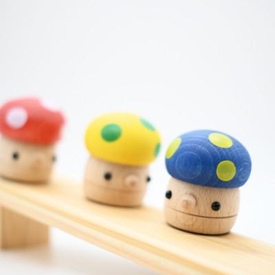 ふるさと納税 川口市 【川口市】坂に置くと動く木のおもちゃ(どんぐりきのこ3種とどんぐりの坂)(赤・黄・青)