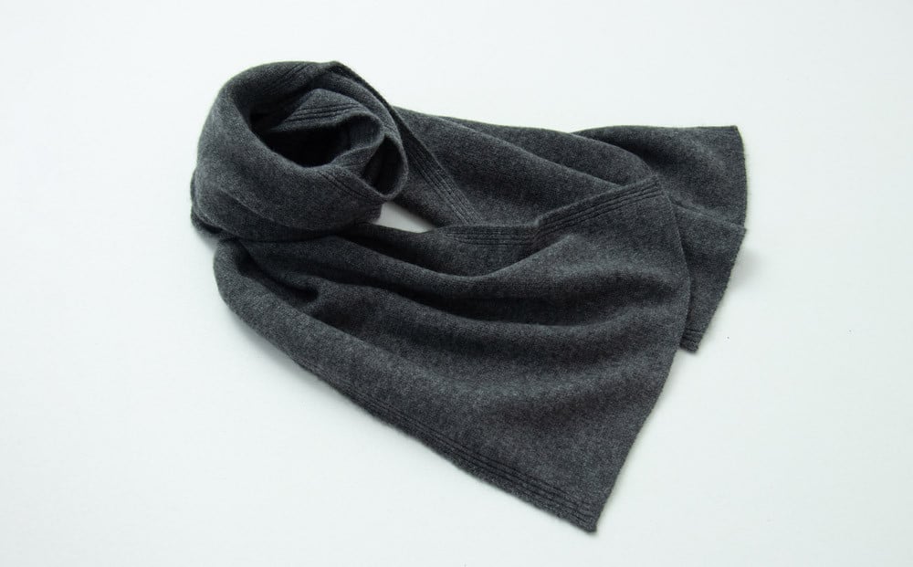 
            【期間限定(12/26～1/31)寄附額】【UTOカシミヤ】天使のマフラー〈ミディアムチャコール〉カシミヤ 100% 岩手県 北上市 H0129　
          