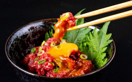 【全12回定期便】馬肉 さくらユッケ 50g×5パック 計250g お肉 桜ユッケ 赤身 生食 小分け 冷凍【五右衛門フーズ熊本店】[AYBV018]