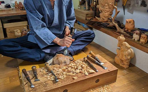 讃岐一刀彫 梟・幸せ梟(中) ハート模様 木彫り 縁起物 ふくろう フクロウ 梟 シマ梟 置物 置き物 インテリア 動物 ギフト 贈り物 名産 四国 F5J-674