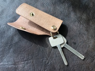 鹿革のキーケース（スピーディー振り出し式）【無染色】革小物 レザー キーリング【R00557】