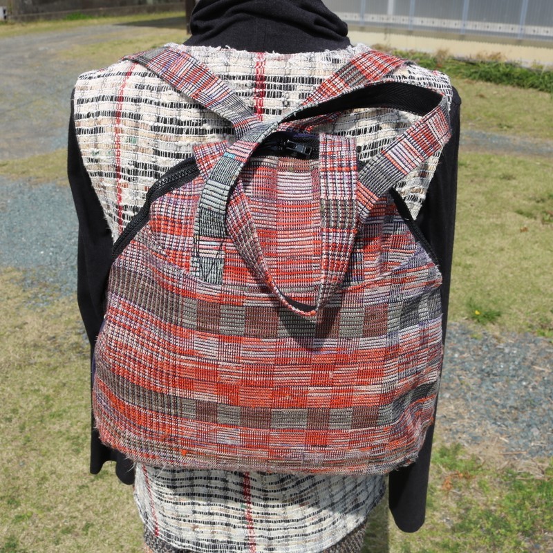 
                  バッグ 赤系の小さめ リュックサック 裂き織り チョイス限定 １点もの 鞄 着物 リュック ハンドメイド かばん カバン おでかけ コーディネート ファッション 静岡県 藤枝市 
                