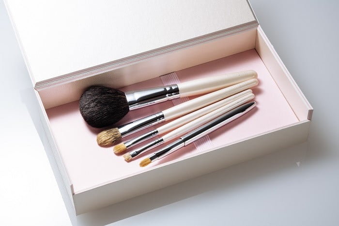 
            熊野化粧筆 Happy box【メイクブラシ 化粧筆 フェイスブラシ チークブラシ アイシャドウブラシ 熊野筆 伝統工芸 職人技 高級筆 セット ギフト 贈り物】
          