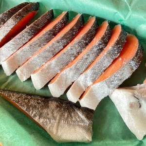 【甘口】【毎月2ヶ月 定期便】厚切り銀鮭 半身1枚 約10枚切【鮭 塩鮭 サケ 焼き魚 魚 おつまみ 惣菜 海鮮 珍味 お取り寄せ 御中元 お中元 お歳暮 父の日 母の日 贈り物 日本酒 焼酎】